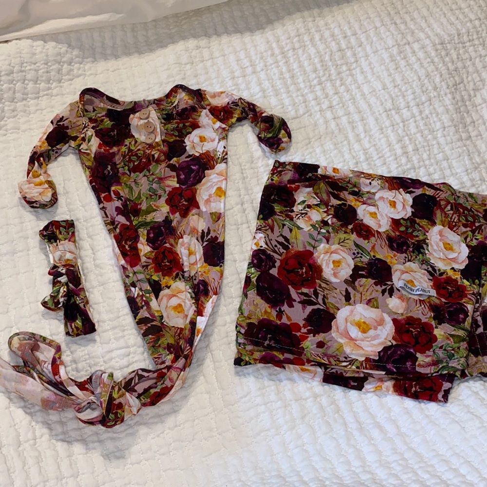 Posh Peanut Knotted Gown, Bow and Swaddle Bundle